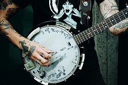 Man picking banjo